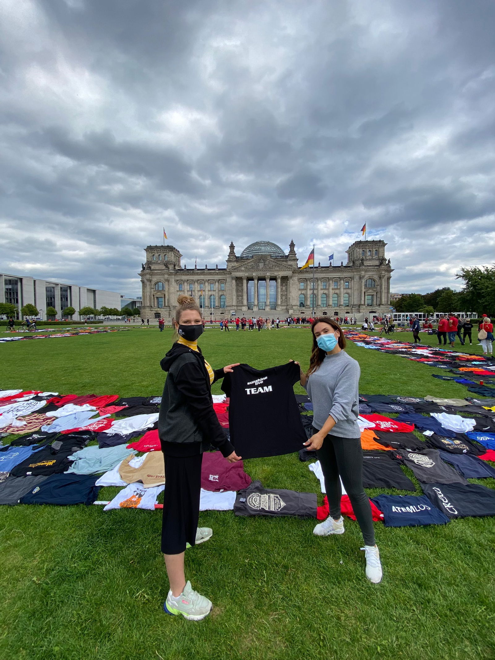 Foto: Resi und Jessie legen das ssl-Crewshirt nieder