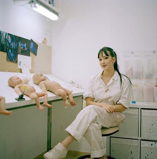 Foto: Lena Kunz- Woman In Doll Factory