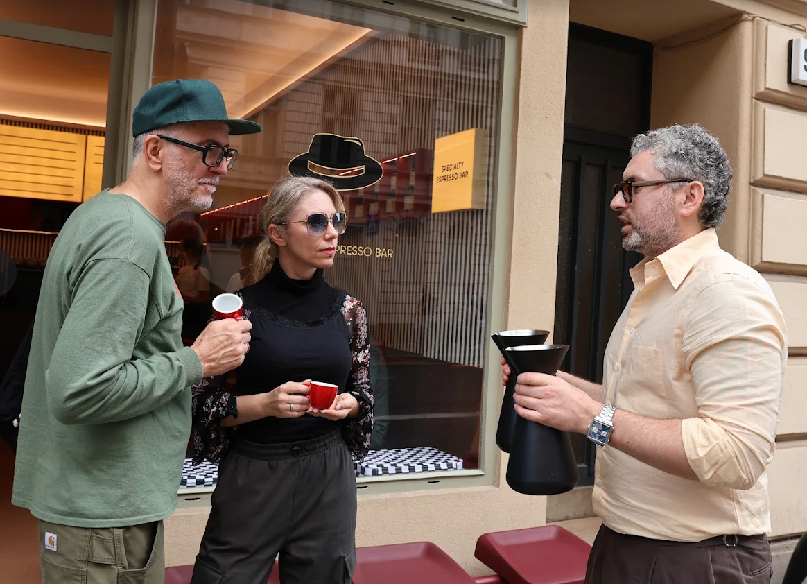 Dr. Motte und Ellen im Black Hat Coffee